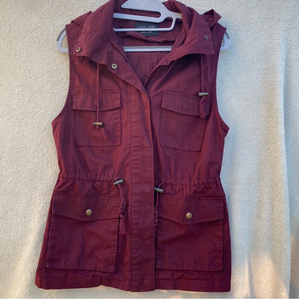 Love Tree size small Maroon hooded Vest with pockets used excellent condition
